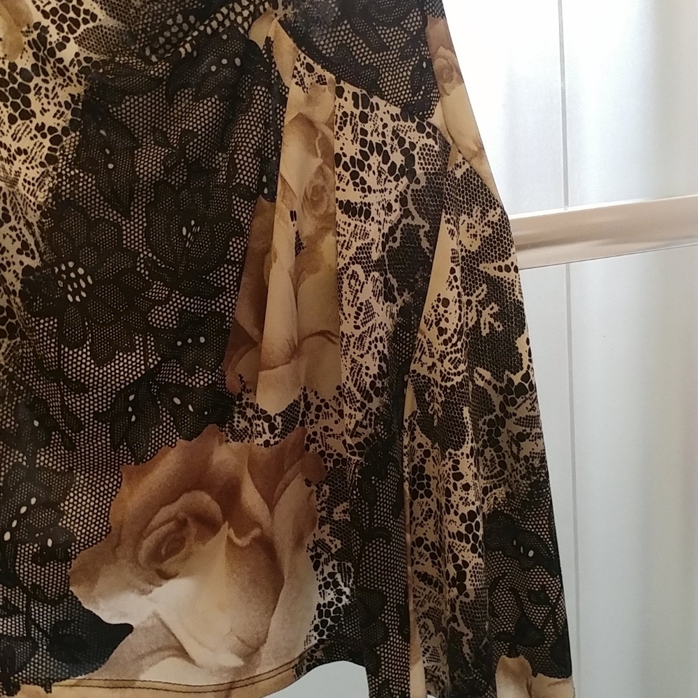 Women Floral top with unique design; a asymmetrical hem on The One Side - Picture 4 of 6